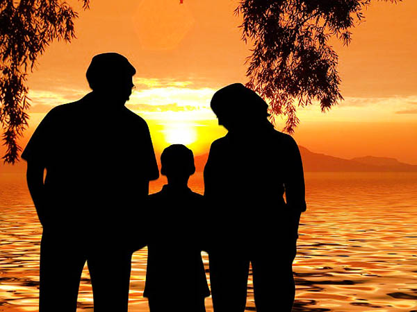 Parents and Kid - Image Credit: https://pixabay.com/en/users/geralt-9301/